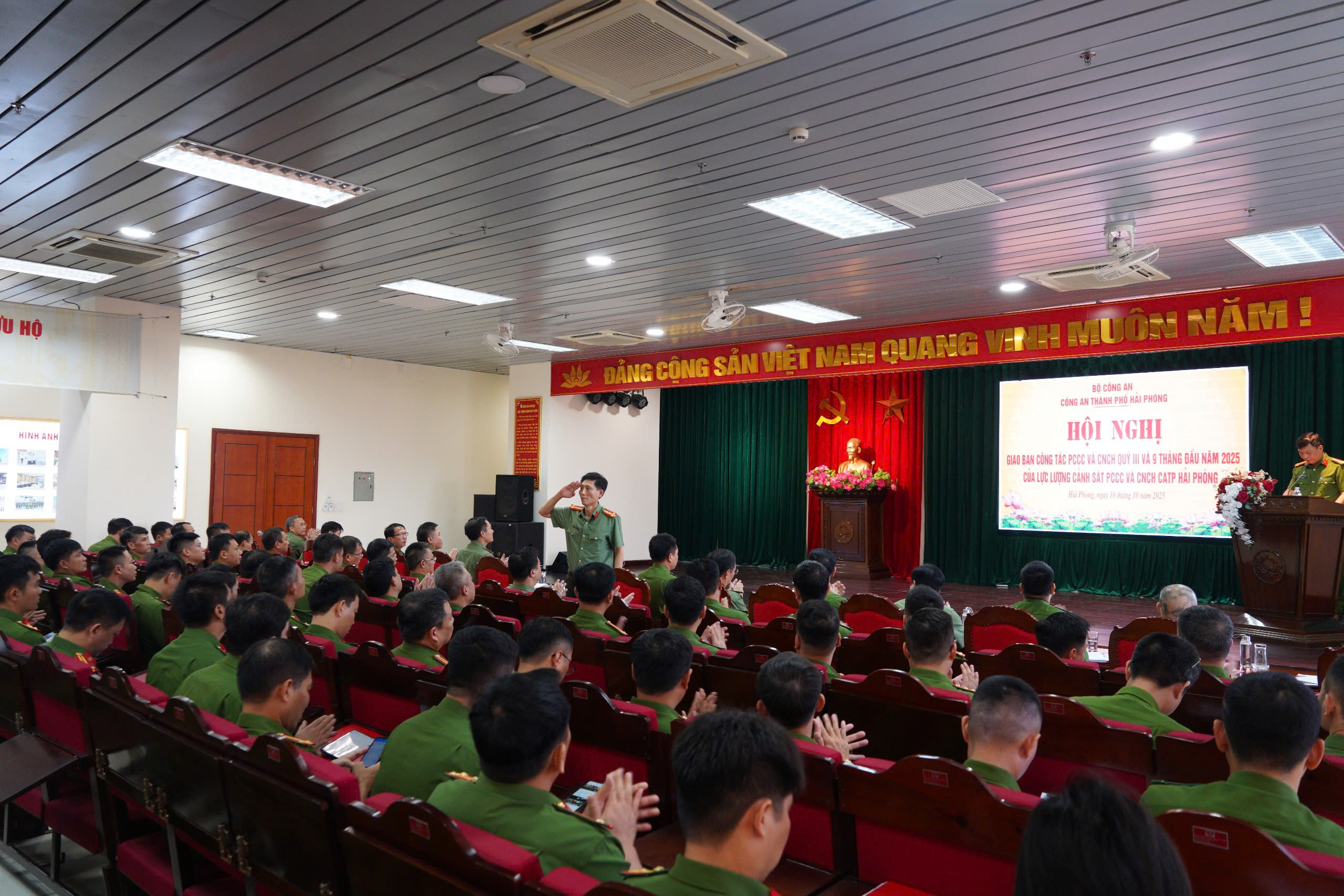 Giao ban công tác PCCC và CNCH Công an thành phố quý 3 và 9 tháng đầu năm 2025